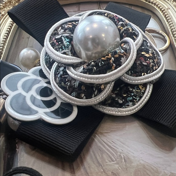 Black and Gold Floral Keychain bag charm with Pearl Accent white - Picture 4 of 6